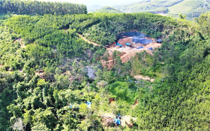 'Công trường' khai thác vàng trái phép giữa rừng