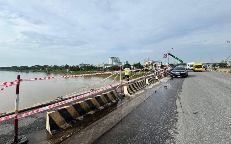 Hưng Yên: Giông lốc thổi bay lan can cầu