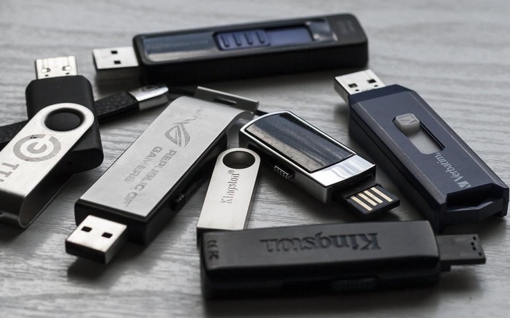 Tại sao USB đầy dữ liệu lại nhẹ hơn USB trống?