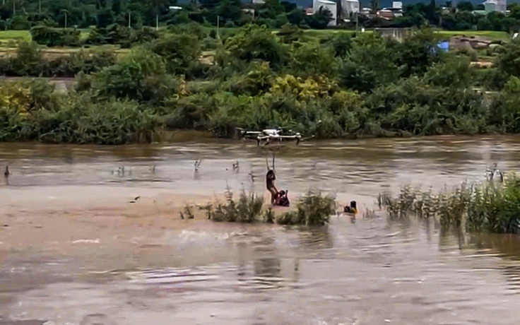 Khen thưởng người dùng máy bay không người lái cứu hai trẻ em
