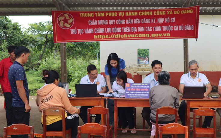 Đưa dịch vụ hành chính công về thôn, ấp để gần dân, sát dân