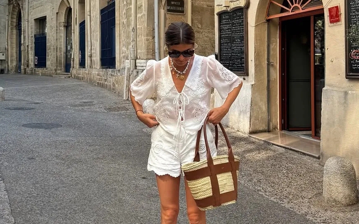Quần shorts rộng, kiểu quần slouchy chic thoải mái của mùa hè 2025