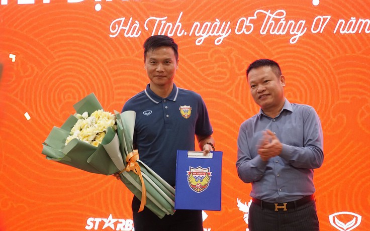 Gương mặt bất ngờ ngồi ghế nóng Hà Tĩnh, HLV Thành Công rời đội vì sức khỏe