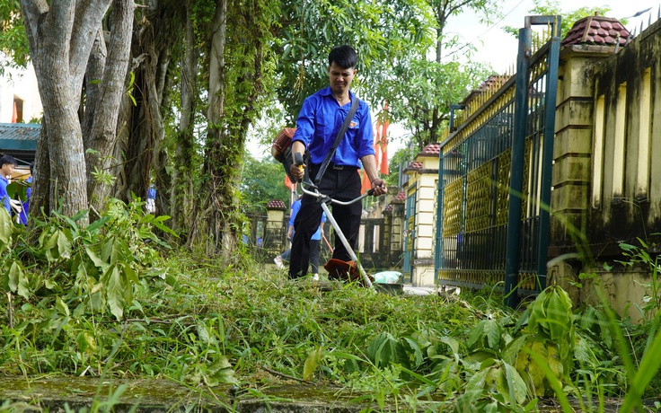 Lao công, thợ cắt cỏ... áo xanh trong những ngày đầu sáp nhập