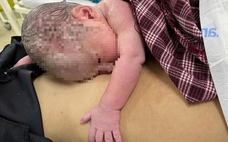 TP.HCM: Không kịp đến bệnh viện, sản phụ sinh con ngay trên xe cấp cứu