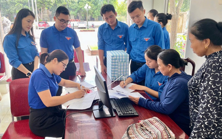 Giúp người dân vùng sâu, vùng xa làm quen với chính quyền số Giúp người dân vùng sâu, vùng xa làm quen với chính quyền số