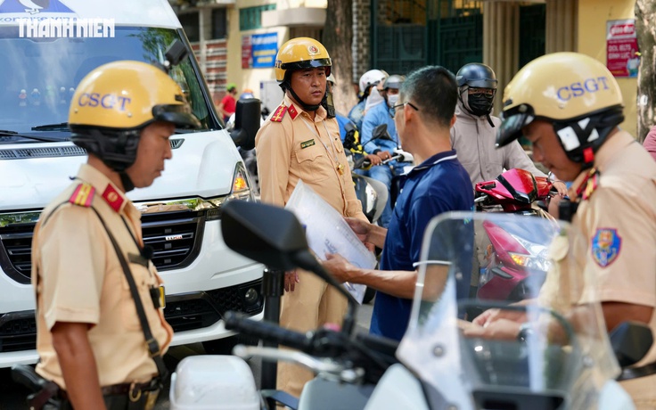 Bị CSGT thổi phạt, tài xế 'khóc ròng' vì quên mật khẩu VNeID, không trình được GPLX