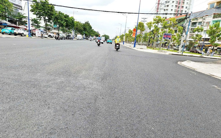 Đường rộng nhưng không kẻ phân làn