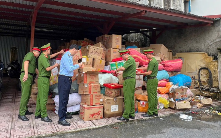 Hơn 50 hộ cá thể ở La Phù tự nguyện giao nộp 25 tấn hàng giả, nhái