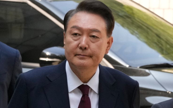 Ông Yoon Suk Yeol nằm trên sàn phòng giam, từ chối đi thẩm vấn