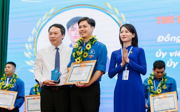 Vầng trăng khuyết tỏa sáng giữa đời thường
