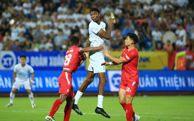 Tiền đạo 2,06 m Kyle Hudlin của Nam Định: Thủ môn V-League gặp ‘ác mộng’