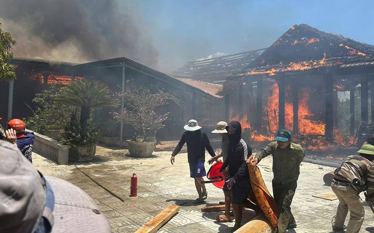 Cháy 3 căn nhà gỗ quý ở Hà Tĩnh, thiệt hại 6 tỉ đồng