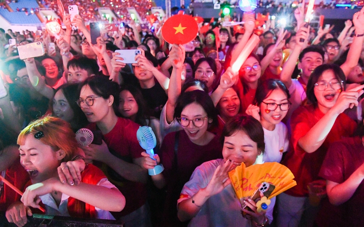 Hàng chục ngàn khán giả dự concert quốc gia ở Mỹ Đình