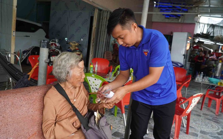 Nữ thương binh bán vé số dành tiền chăm sóc nghĩa trang