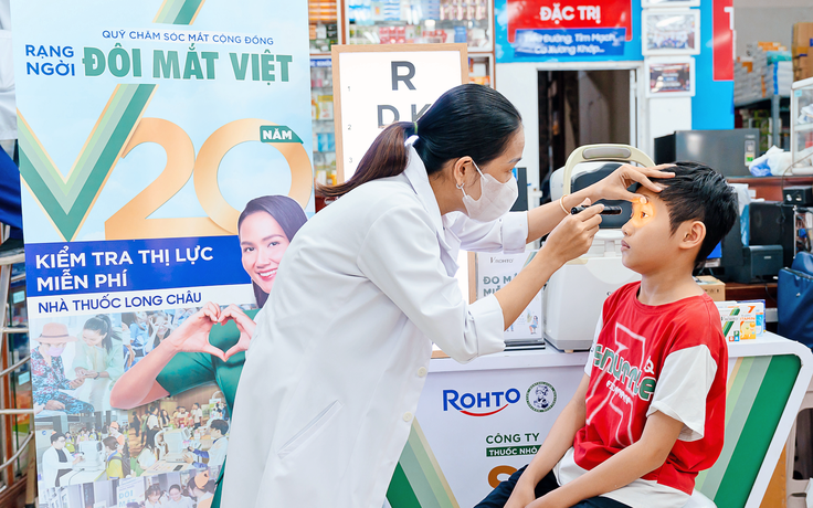 Long Châu và V.Rohto tầm soát thị lực miễn phí - Vì sức khỏe đôi mắt Việt