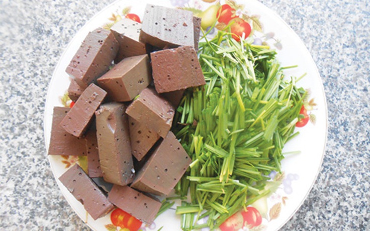 Tiết luộc: Đang giảm cân có nên ăn, bệnh gì cần lưu ý?