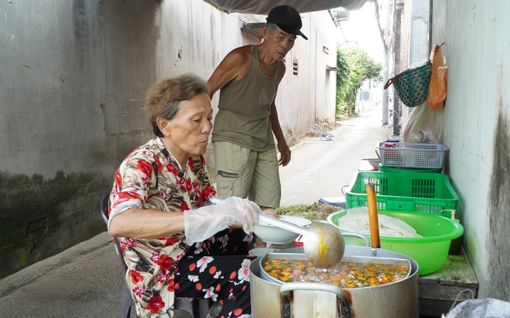 Quán bún riêu 40 năm ở miền Tây: Ông bà U.80 bán tô 5.000 đồng vẫn vui