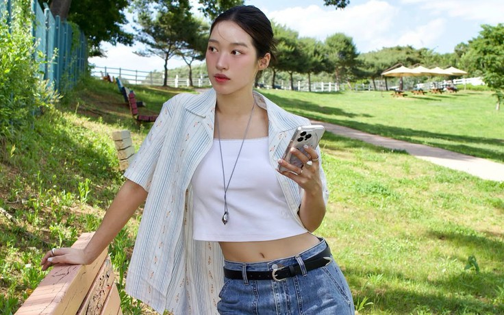 Quần jeans ống rộng là xu hướng denim mùa thu 2025