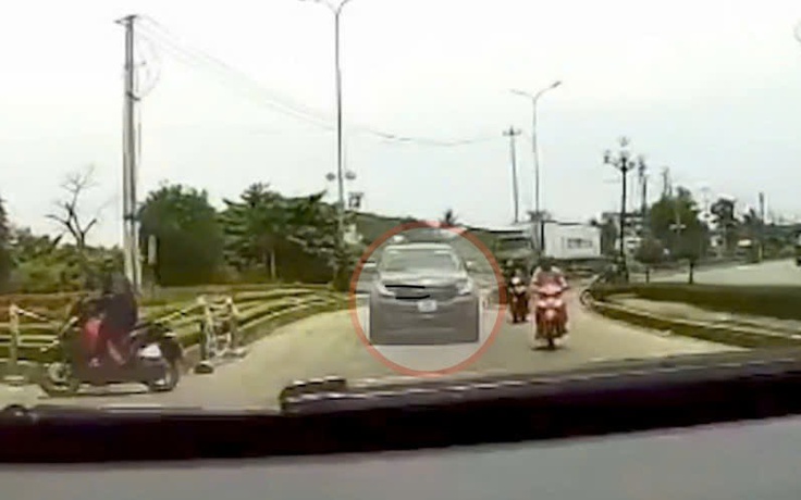 Tài xế chạy xe ngược chiều bị phạt 19 triệu đồng, trừ 4 điểm bằng lái
