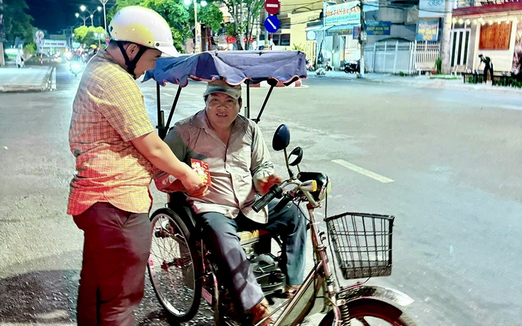 Đón tuổi mới bằng cách tặng quà cho người lạ