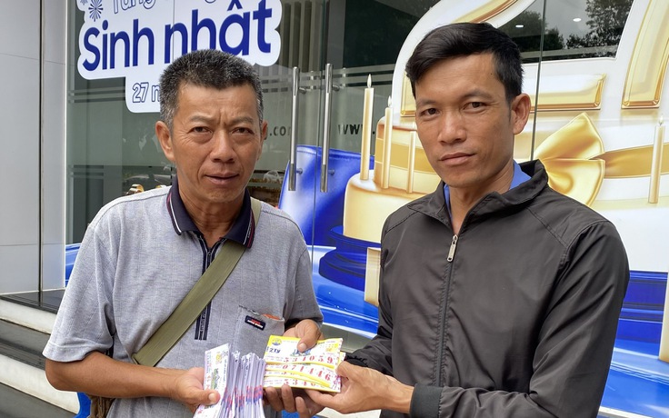 Nhặt được 60 tờ vé số, anh bảo vệ tìm khắp nơi trả lại người bán dạo