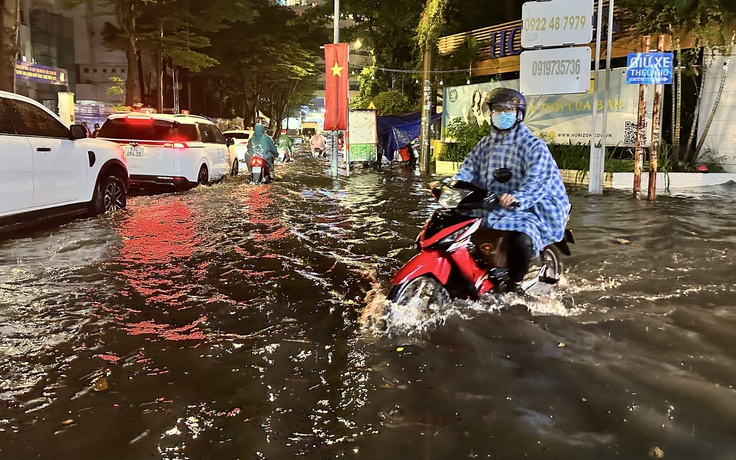 TP.HCM: Mưa lớn vào giờ tan tầm, đường ngập gần 2 tiếng