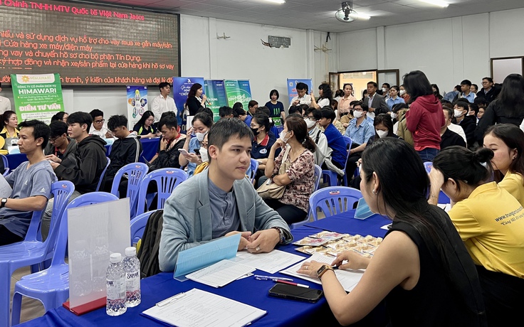 Ngày hội việc làm ở TP.HCM: Có công ty tuyển 300 công nhân may mặc