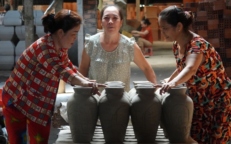 Níu giữ nghề xưa: Những 'bóng hồng' nhọc nhằn bên lò gốm đỏ