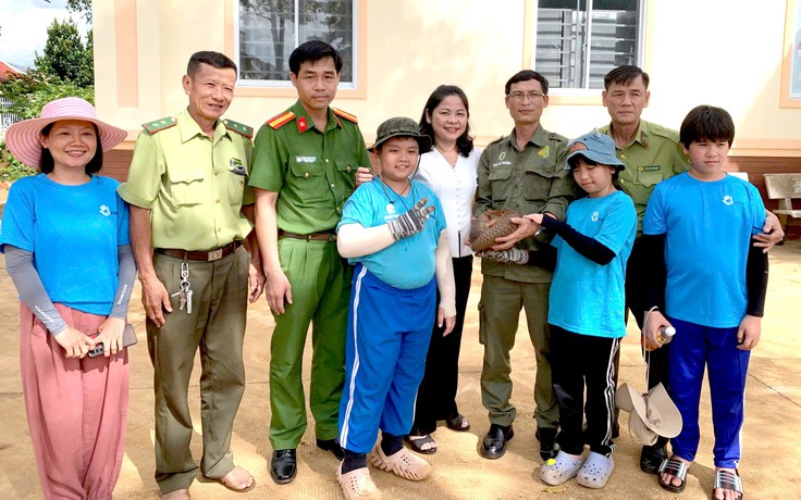 Thấy tê tê chạy ngang cửa nhà, người phụ nữ bắt nộp cho công an