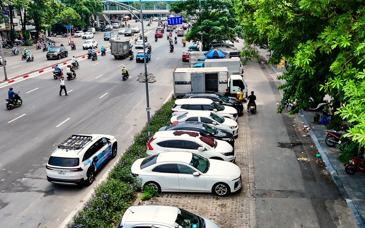 Hà Nội tổng rà soát lề đường, vỉa hè rộng để làm trạm sạc xe điện