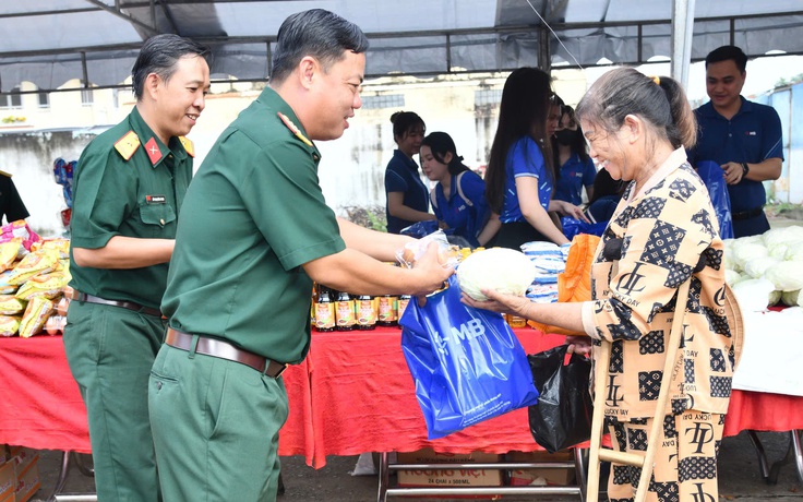 'Phiên chợ 0 đồng, nghĩa tình quân - dân' ở TP.HCM: Trao tặng hàng trăm phần quà