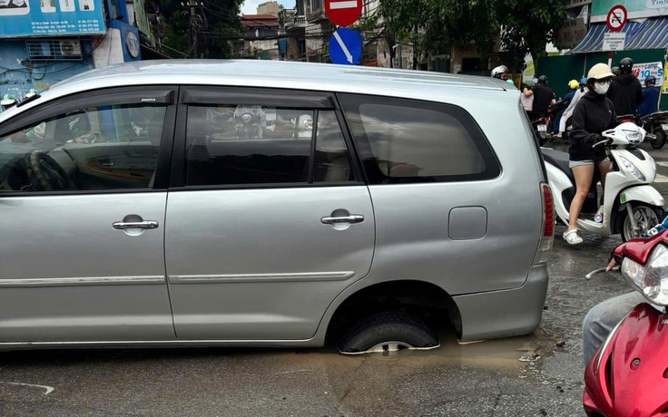 Ô tô sụt xuống 'hố tử thần' giữa đường phố Hà Nội