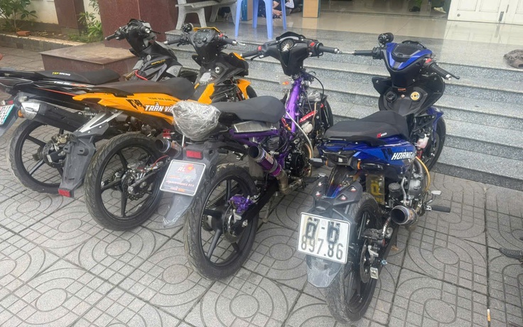 CSGT TP.HCM bắt 23 thanh thiếu niên hẹn nhau 'biểu diễn' xe máy lúc rạng sáng
