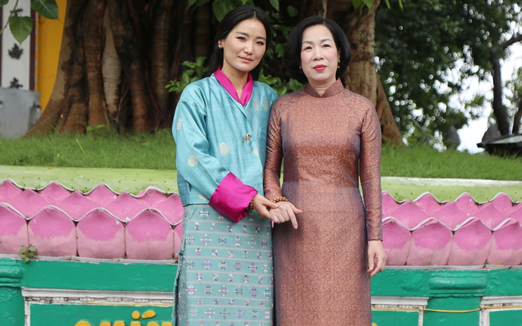 Phu nhân Chủ tịch nước và hoàng hậu Bhutan lễ Phật tại chùa Trấn Quốc