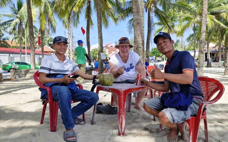 Du khách Úc tìm thấy nhẫn cầu hôn ở biển Cửa Đại: 'Việt Nam thật tuyệt vời!'