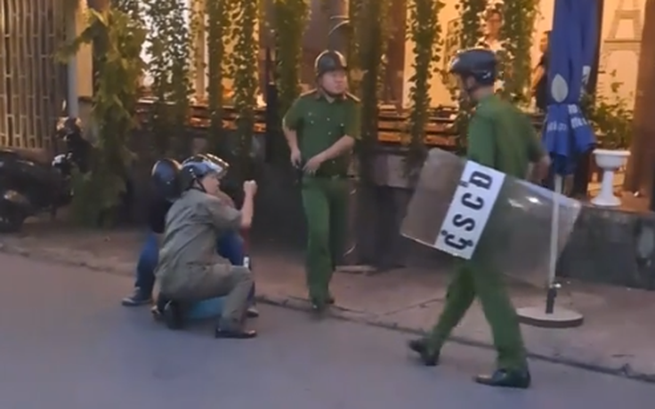 Khống chế tài xế taxi công nghệ cầm dao cãi nhau trên đường ở TP.HCM