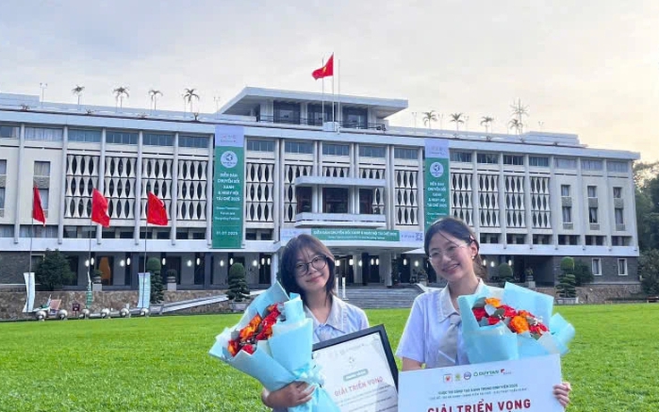 Hai nữ sinh lớp 10 làm than cháy sạch hơn
