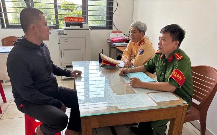 Clip người mặc áo xe ôm công nghệ đập kính xe tải: CSGT TP.HCM lên tiếng