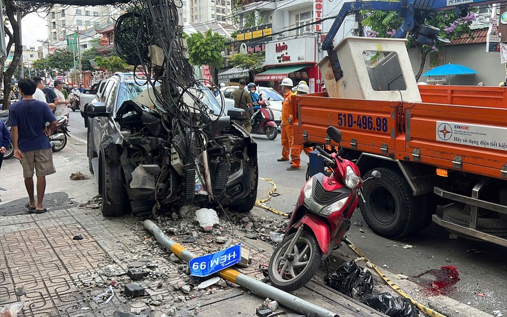 TP.HCM: Tài xế ô tô đột quỵ, tông xe máy và trụ điện rồi tử vong