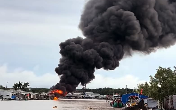 Cà Mau: Cháy 56 ki ốt chợ Thanh Tùng, nghi do chồng chém vợ rồi phóng hỏa