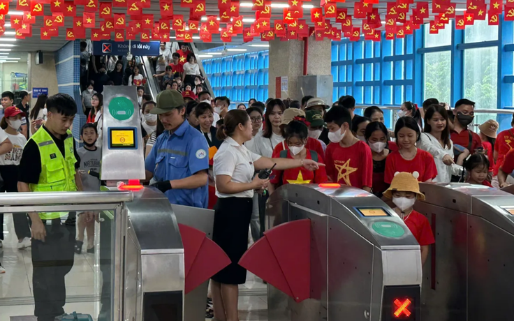 Khách đi tàu điện lập kỷ lục ngày tổng hợp luyện diễu binh