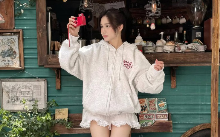 Áo hoodie, món đồ 'chất chơi' giúp nàng nổi bật những ngày đầu thu