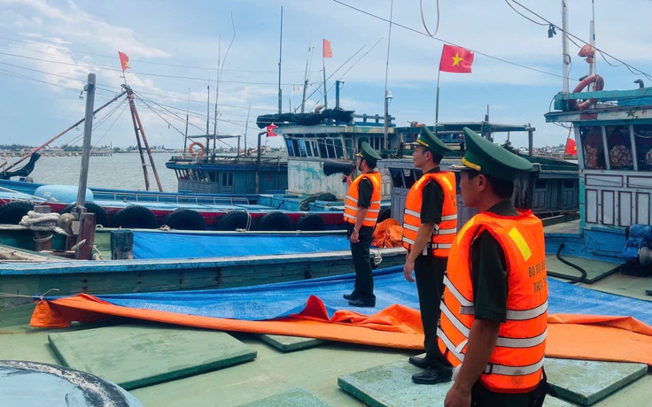 Lực lượng chức năng, người dân Huế chằng chống nhà cửa, ứng phó bão số 5