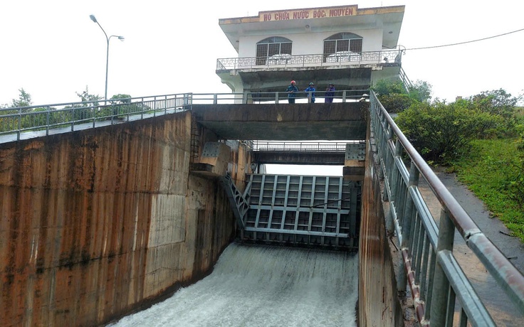 Bão số 5: Hà Tĩnh đồng loạt xả tràn 7 hồ chứa