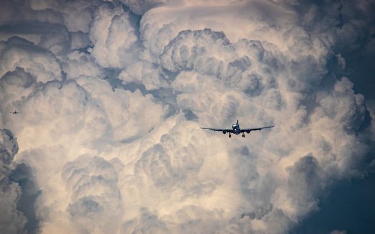 Máy bay chở khách có thể bay qua cơn bão được không?