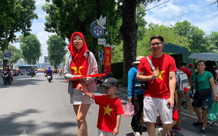 Người dân các tỉnh đổ về Hà Nội chờ xem hợp luyện diễu binh