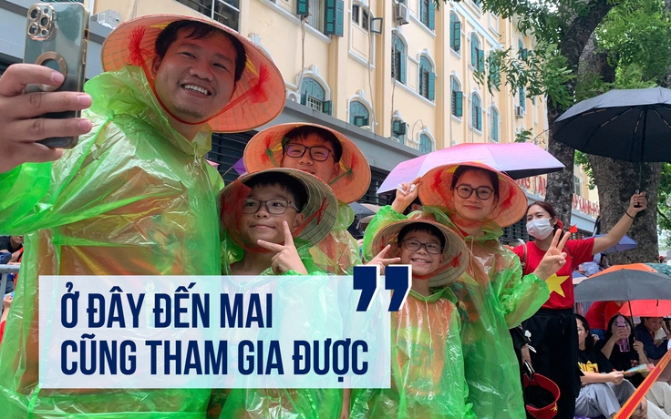 Cả nhà đi xem hợp luyện diễu binh từ 5 giờ sáng: 'Ở đây đến mai cũng được'