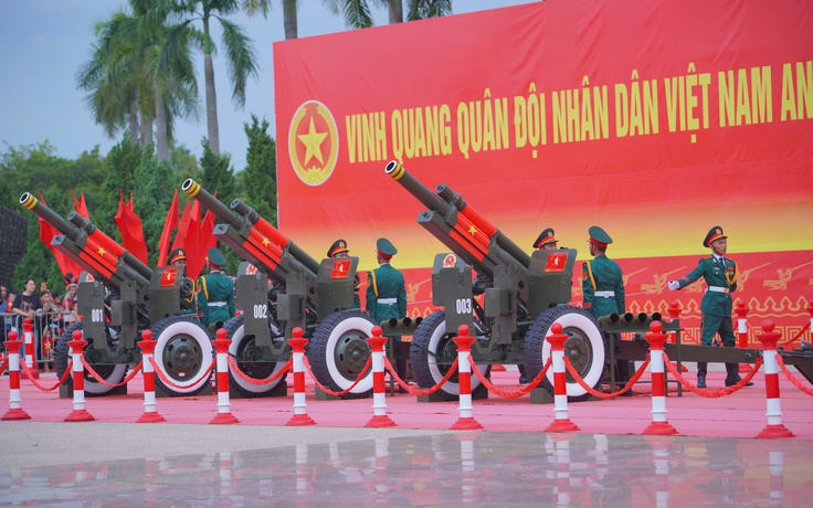 Dàn pháo lễ sẵn sàng khai hỏa, mở màn buổi hợp luyện