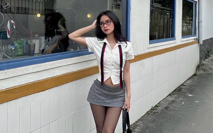 Tự tin khoe đôi chân thon gọn, đầy quyến rũ với quần tất đen